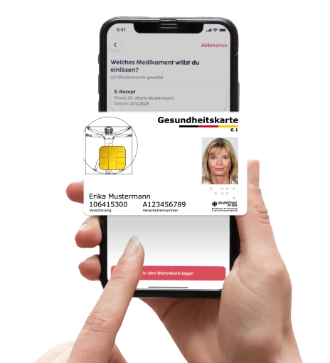 Eine Frau hält ein Smartphone in der Hand und möchte ein E-Rezept einlösen. Es wird eine Gesundheitskarte vor das Smartphone gehalten
