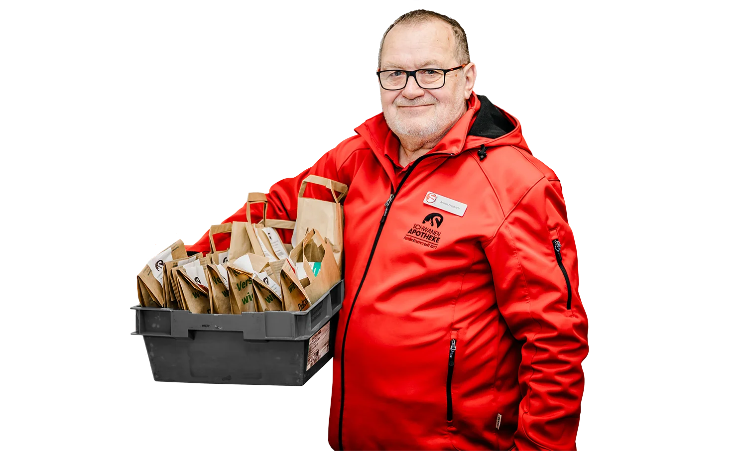 Ein lächelnder Mann in einer roten Jacke hält eine schwarze Kiste voller Papiertüten. Auf der Jacke sind ein Logo und ein Namensschild angebracht, was darauf schließen lässt, dass es sich vermutlich um einen Lieferarbeiter handelt. Der Hintergrund ist weiß.